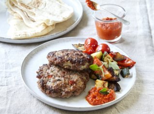Pljeskavica s ovčím sýrem a ajvarem Pljeskavica s ovčím sýrem a ajvarem