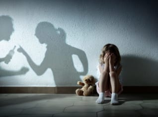 Šťastně spolu doma? Kvůli pandemii koronaviru hrozí, že se bude násilí v rodinách ještě zvyšovat Šťastně spolu doma? Kvůli pandemii koronaviru hrozí, že se bude násilí v rodinách ještě zvyšovat