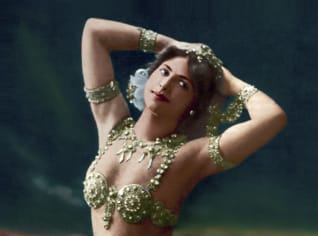 Mata Hari jen ve šperky zdobené podprsence Mata Hari jen ve šperky zdobené podprsence