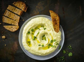 Skordalia – řecký bramborový dip s česnekem Skordalia – řecký bramborový dip s česnekem