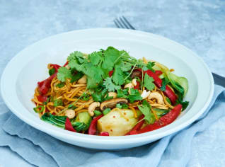 Smažené nudle s pak choi a Kikkoman sójovou omáčkou Smažené nudle s pak choi a Kikkoman sójovou omáčkou