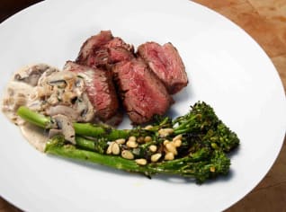 Hanger steak s brokolicí a houbovou omáčkou Hanger steak s brokolicí a houbovou omáčkou