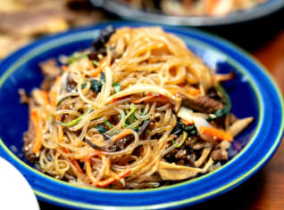 Japchae: Korejské nudle s hovězím masem a zeleninou Japchae: Korejské nudle s hovězím masem a zeleninou