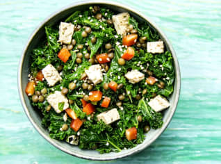 Salát z kadeřávku s tofu, zelenou čočkou a tahini dresinkem Salát z kadeřávku s tofu, zelenou čočkou a tahini dresinkem