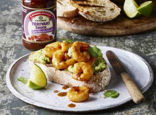 Toast s Teriyaki, krevetami a avokádem Toast s Teriyaki, krevetami a avokádem