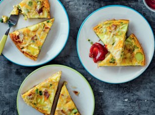 V troubě pečená frittata se slaninou, bramborami a jarní cibulkou V troubě pečená frittata se slaninou, bramborami a jarní cibulkou