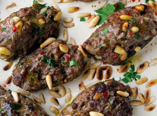 Jehněčí kofty s tahini omáčkou - Kofta b’sinija Jehněčí kofty s tahini omáčkou - Kofta b’sinija