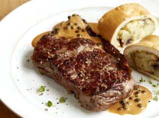 Hovězí steak s bramborovým závinem a pepřovou omáčkou Hovězí steak s bramborovým závinem a pepřovou omáčkou