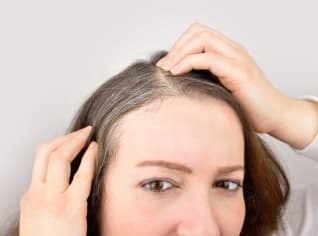 Jak zatočit s šedinami? Pomůže barva, sprej, tonikum nebo radikální rozhodnutí Jak zatočit s šedinami? Pomůže barva, sprej, tonikum nebo radikální rozhodnutí