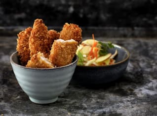 Krůtí stripsy v panko strouhance s jednoduchým zelným coleslaw salátem Krůtí stripsy v panko strouhance s jednoduchým zelným coleslaw salátem