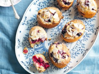 Malinovo mandlové koláčky friands Malinovo mandlové koláčky friands