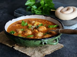 Kapustová polévka s knedlíčky z vinné klobásy Kapustová polévka s knedlíčky z vinné klobásy