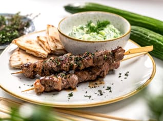 Řecké jehněčí souvlaki s pitou a tzatziki Řecké jehněčí souvlaki s pitou a tzatziki