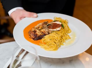Supreme kuřecí steak špikovaný sušenými rajčaty s omáčkou z pečených paprik a čerstvými těstovinami Supreme kuřecí steak špikovaný sušenými rajčaty s omáčkou z pečených paprik a čerstvými těstovinami