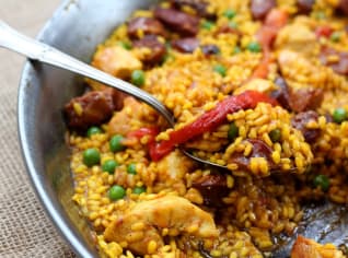 Moderní paella s chorizem a kuřecím masem Moderní paella s chorizem a kuřecím masem