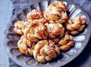Skořicové uzly Kanelbullar Skořicové uzly Kanelbullar
