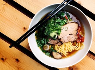 Kachní Shoyu ramen s vepřovým bůčkem z resturace Café Buddha Kachní Shoyu ramen s vepřovým bůčkem z resturace Café Buddha