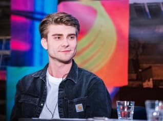 Herec Marek Lambora prozradil v pořadu 7 pádů Honzy Dědka, že fanynky už zdaleka nechtějí jen podpisy. Herec Marek Lambora prozradil v pořadu 7 pádů Honzy Dědka, že fanynky už zdaleka nechtějí jen podpisy.