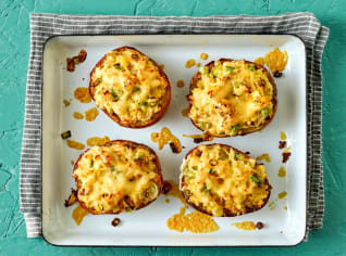 Pečené brambory Welsh Rarebit se sýrem a worcesterskou omáčkou Pečené brambory Welsh Rarebit se sýrem a worcesterskou omáčkou