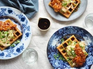 Smažené kuře s vaflemi a salátem Smažené kuře s vaflemi a salátem