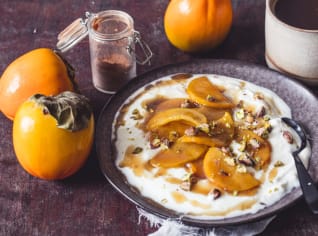 Jogurt s glazovaným kaki, pistáciemi a karamelem Jogurt s glazovaným kaki, pistáciemi a karamelem