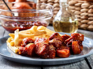 Currywurst – nejoblíbenější street food z Berlína s originální omáčkou Currywurst – nejoblíbenější street food z Berlína s originální omáčkou