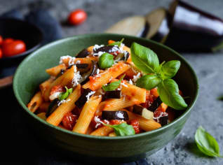 Penne s lilkem, rajčaty a bazalkou Penne s lilkem, rajčaty a bazalkou