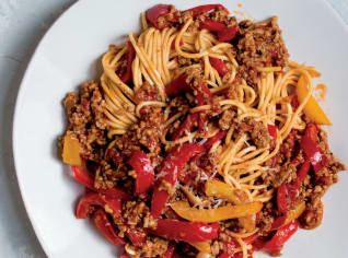 Spaghetti alla chitarra s jehněčím masem a paprikami Spaghetti alla chitarra s jehněčím masem a paprikami