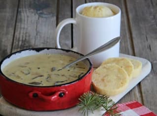 Houbová omáčka a hrnkový knedlík Houbová omáčka a hrnkový knedlík
