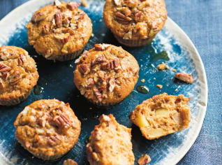 Šťavnaté muffiny s jablky, pekanovými ořechy a javorovým sirupem Šťavnaté muffiny s jablky, pekanovými ořechy a javorovým sirupem