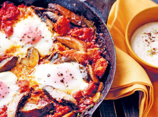 Zapečená vejce s klobáskou chorizo, houbami a citronovým crème fraîche Zapečená vejce s klobáskou chorizo, houbami a citronovým crème fraîche