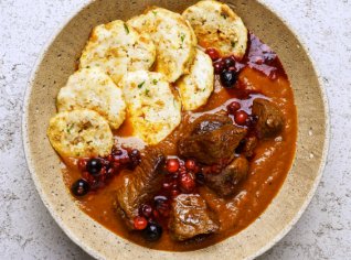 Dančí ragú s lesním ovocem s ndýchaným celozrnným knedlíkem Dančí ragú s lesním ovocem s ndýchaným celozrnným knedlíkem