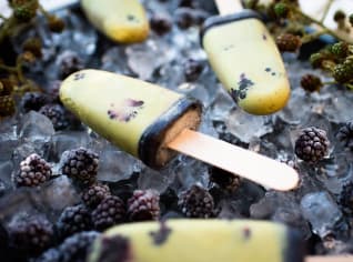 Matcha zmrzlina s ostružinami a mákem Matcha zmrzlina s ostružinami a mákem