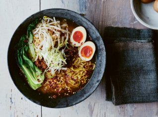 Překvapivě úchvatný, hodinový, ostrý miso ramen Překvapivě úchvatný, hodinový, ostrý miso ramen