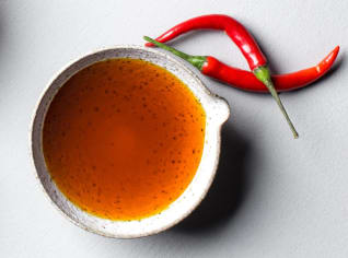 Domácí chilli olej s aromatickým kořením Domácí chilli olej s aromatickým kořením