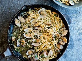 Linguine s čerstvými vongole a petrželí Linguine s čerstvými vongole a petrželí