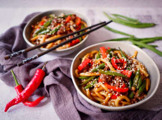Teriyaki udon nudle s mletým masem a zelenými fazolkami Teriyaki udon nudle s mletým masem a zelenými fazolkami