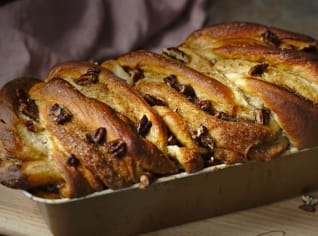 Kynutá babka s pekanovými ořechy a skořicí Kynutá babka s pekanovými ořechy a skořicí