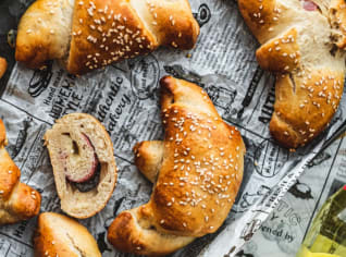 Rychlé kynuté rohlíky plněné gorgonzolou a slaninou Rychlé kynuté rohlíky plněné gorgonzolou a slaninou