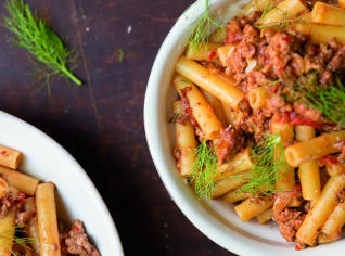 Ziti s klobáskou, fenyklem a rajčaty Ziti s klobáskou, fenyklem a rajčaty