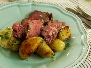 Roastbeef s pečenými bramborami a domácí tatarkou Roastbeef s pečenými bramborami a domácí tatarkou