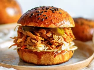 Burger s trhaným masem a zelným salátem Burger s trhaným masem a zelným salátem