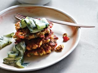 Placky z máslových fazolí s chilli a kukuřicí a s okurkovým salátkem Placky z máslových fazolí s chilli a kukuřicí a s okurkovým salátkem