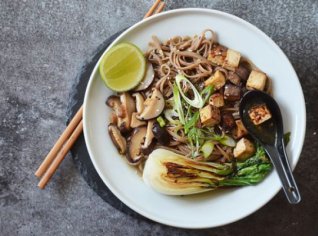 Polévka se soba nudlemi Polévka se soba nudlemi