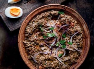 Mačkaná čočka puy se sezamovou pastou tahini a římským kmínem Mačkaná čočka puy se sezamovou pastou tahini a římským kmínem