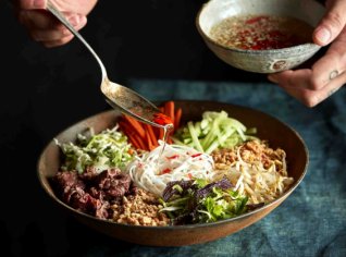 Bún bò Nam Bộ - rýžové nudle s hovězím masem Bún bò Nam Bộ - rýžové nudle s hovězím masem