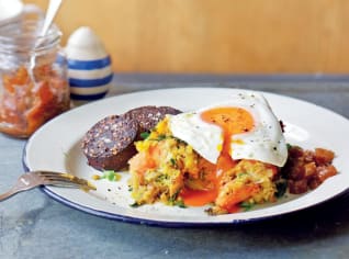 Bubble and squeak s hruškovo-jablečným čatní Bubble and squeak s hruškovo-jablečným čatní