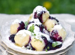 Tvarohové knedlíčky s borůvkovým rozvarem podle Romana Pauluse Tvarohové knedlíčky s borůvkovým rozvarem podle Romana Pauluse