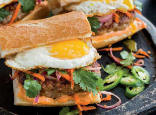 Burgery s vepřovým bánh mì, nakládanou zeleninou a vejcem Burgery s vepřovým bánh mì, nakládanou zeleninou a vejcem