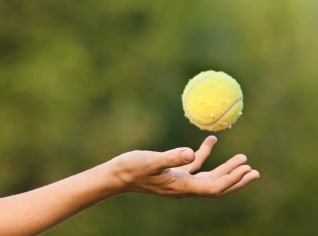Cvičení s tenisáky: Zkuste jednoduché účinné cviky, kterými zaměstnáte tělo i hlavu Cvičení s tenisáky: Zkuste jednoduché účinné cviky, kterými zaměstnáte tělo i hlavu